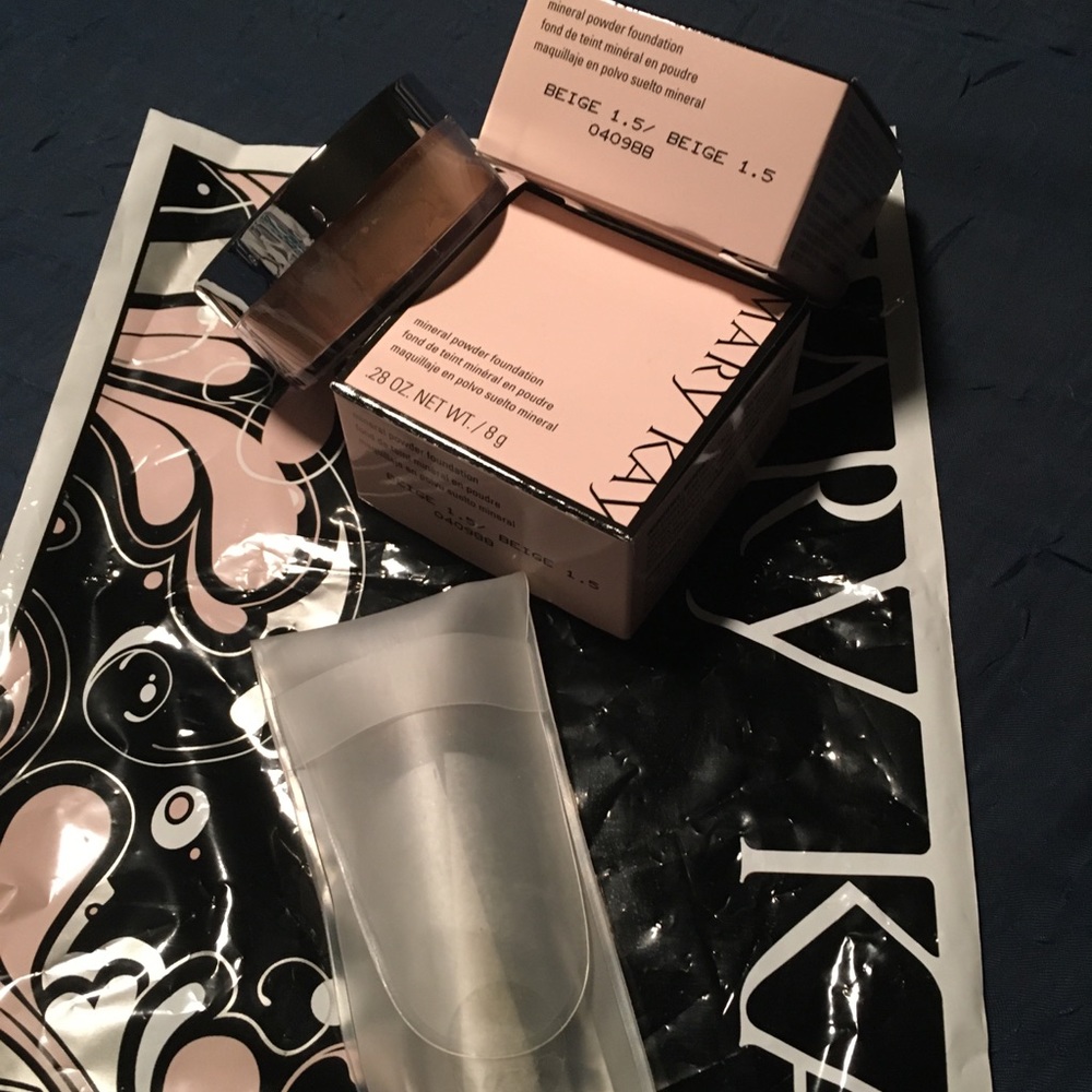 2 NEW beige 1.5 mineral powder and brush